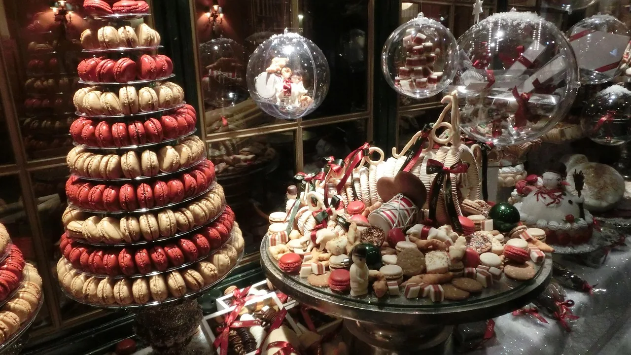 Christmas cakes in a Copenhagen bakery window