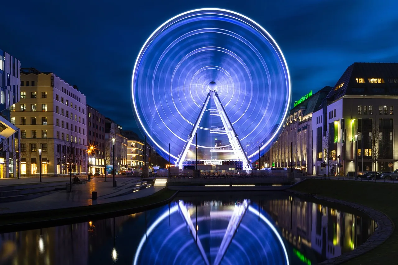 Big wheel lit up at night in Düsseldorf