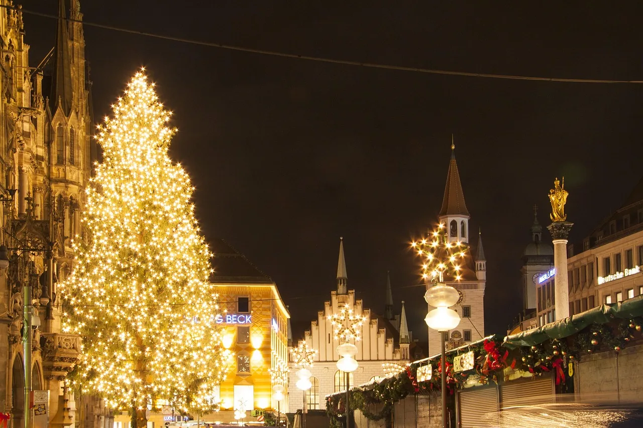 Christmas tree and the New Town Hall on Marienplatz, Munich